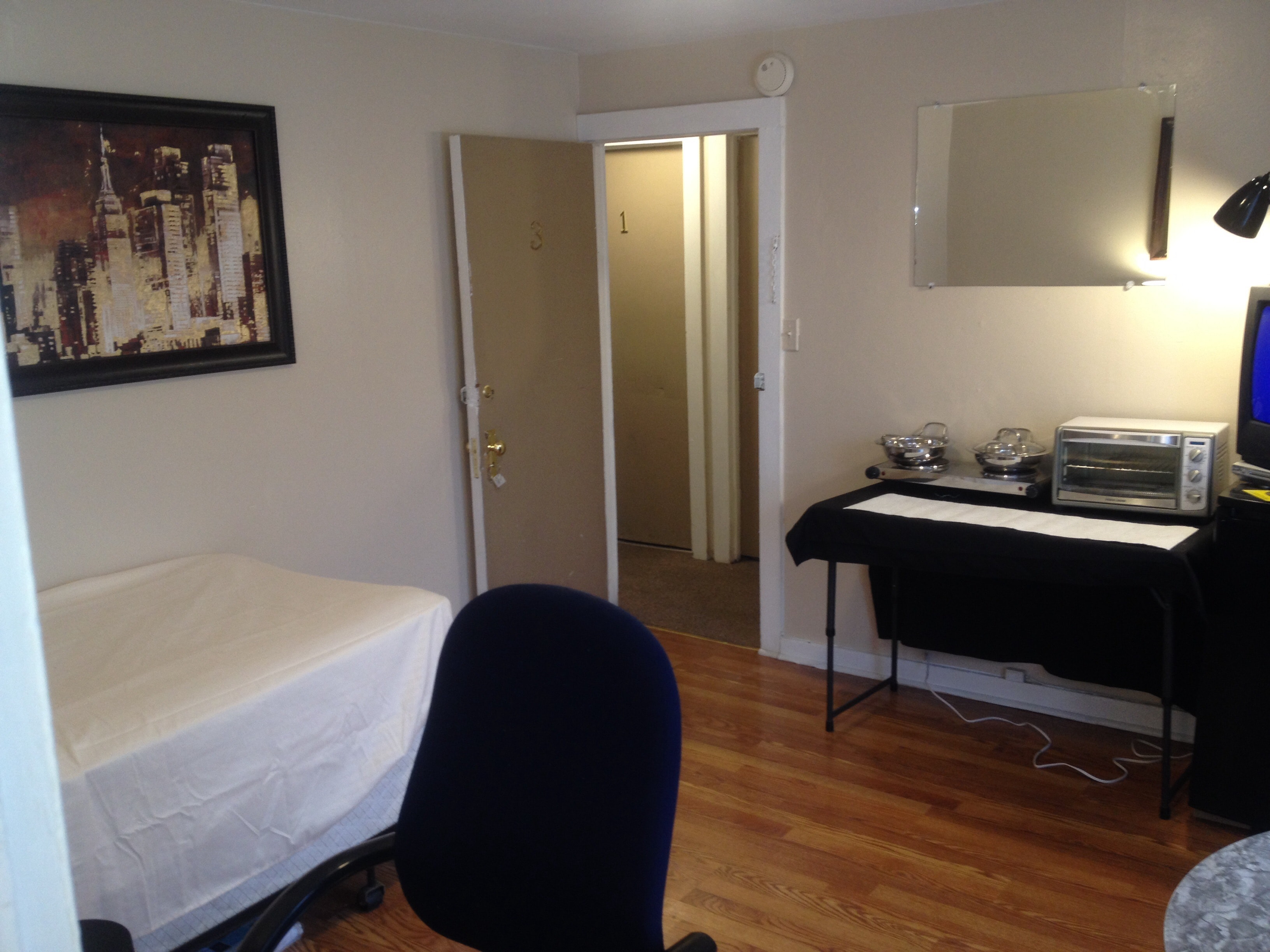 Apartment 3 bedroom and kitchenette